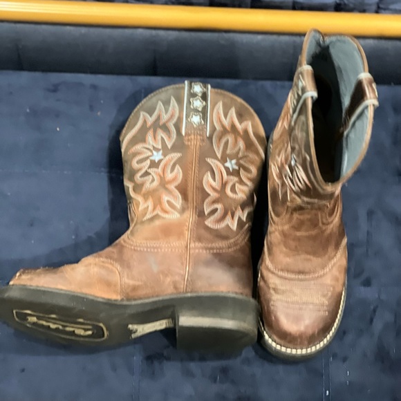 Ariat Cowgirl Boots, Size 6.5 - Picture 3 of 13